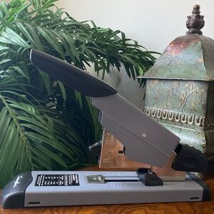 Swingline Heavy Duty 160-Sheet Stapler - Gray